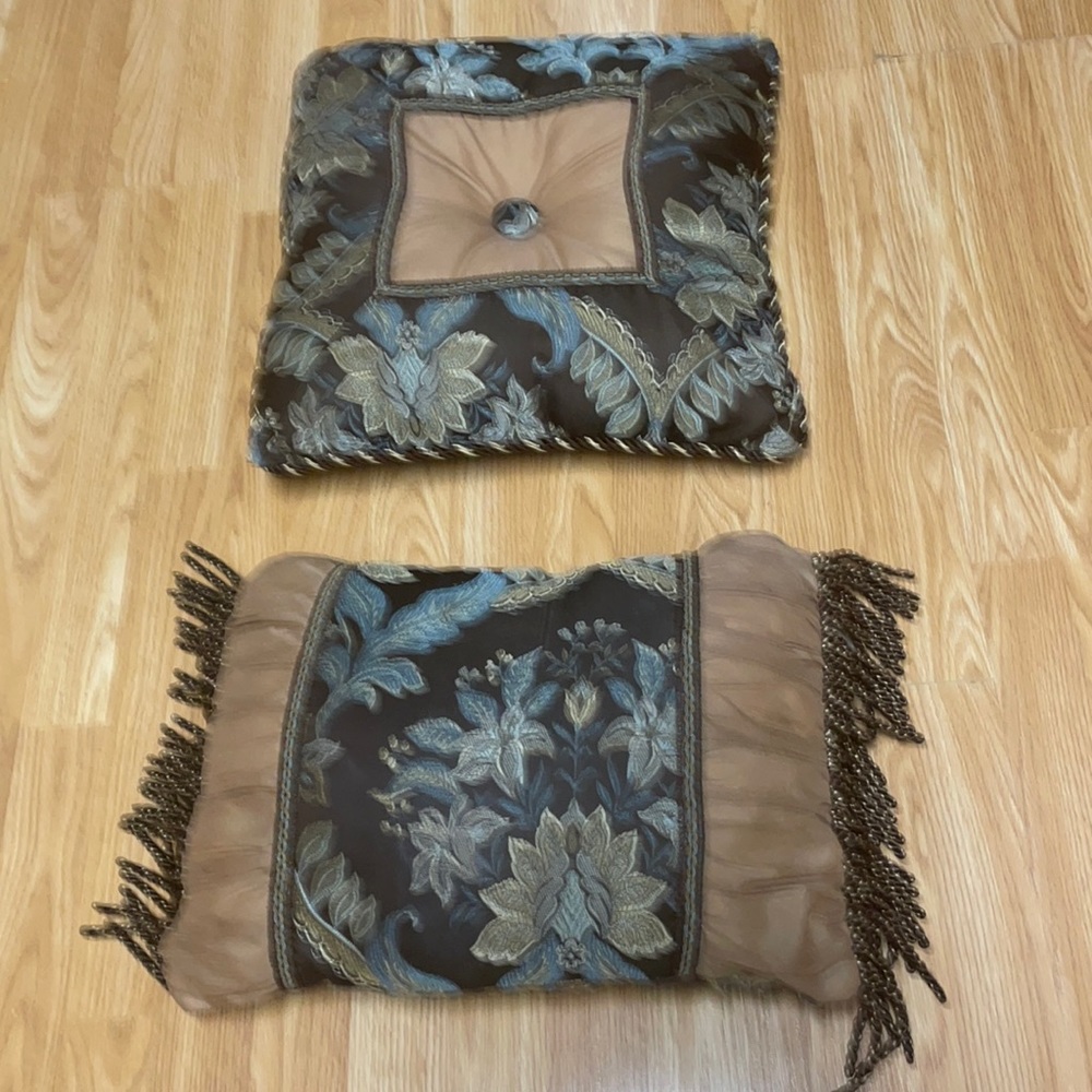 2 Piece Vintage Decorative Pillow Set. From J C Penny Home Collection